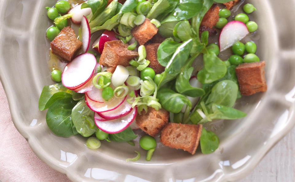 Brotsalat mit Radieschen und Orangen-Senfdressing