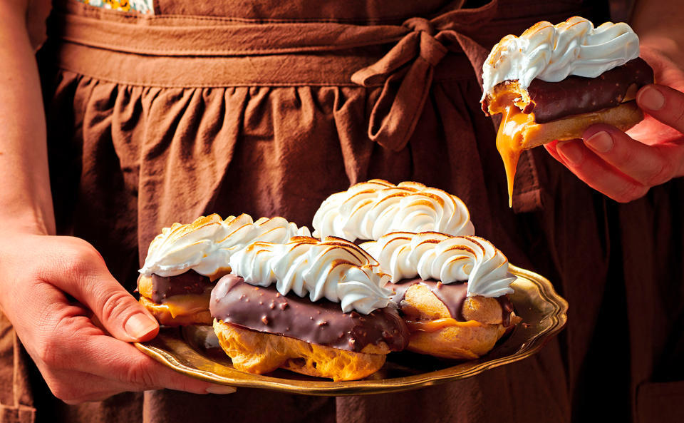 Eclairs mit gebrannter Creme, Mandelglasur und Baiser