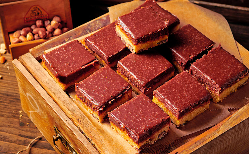 Blondies mit Sesam und Karamell-Ganache