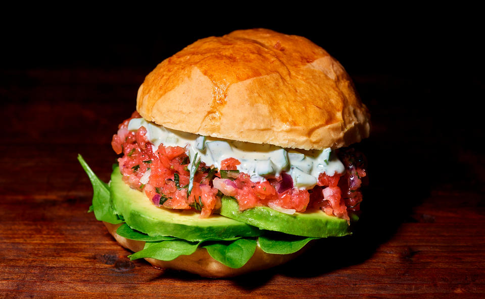 Briocheburger mit Lachsforelle und Gurken-Dill-Mayonnaise