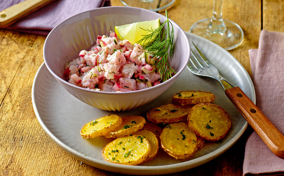 Ceviche vom Saibling mit Rhabarber und gebratenen Erdäpfelscheiben