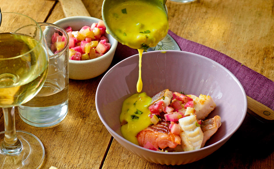 Rhabarber-Curry-Fischsuppe mit Kokos und Koriander