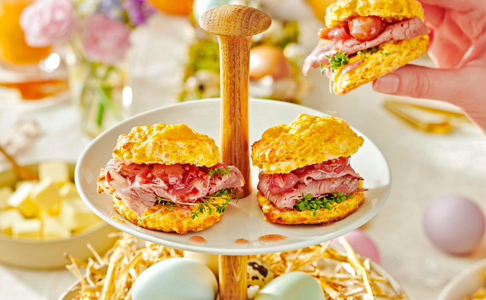 Cheddar-Scones mit Roastbeef und Chutney