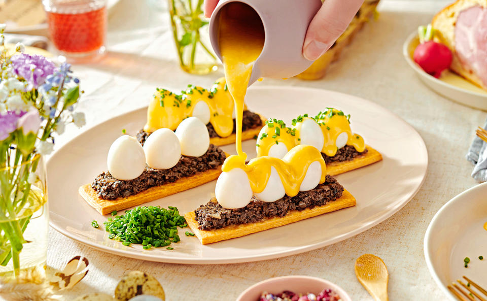 Blätterteigschnitte mit Champignons, Wachteleiern und Hollandaise