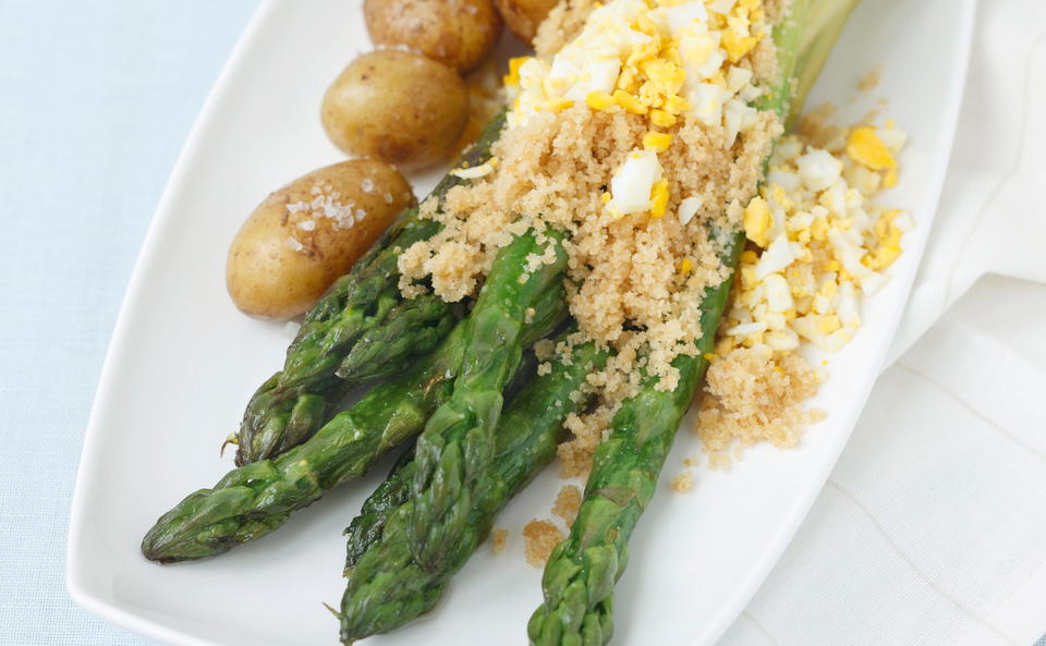 Grüner Spargel mit Butterbröseln