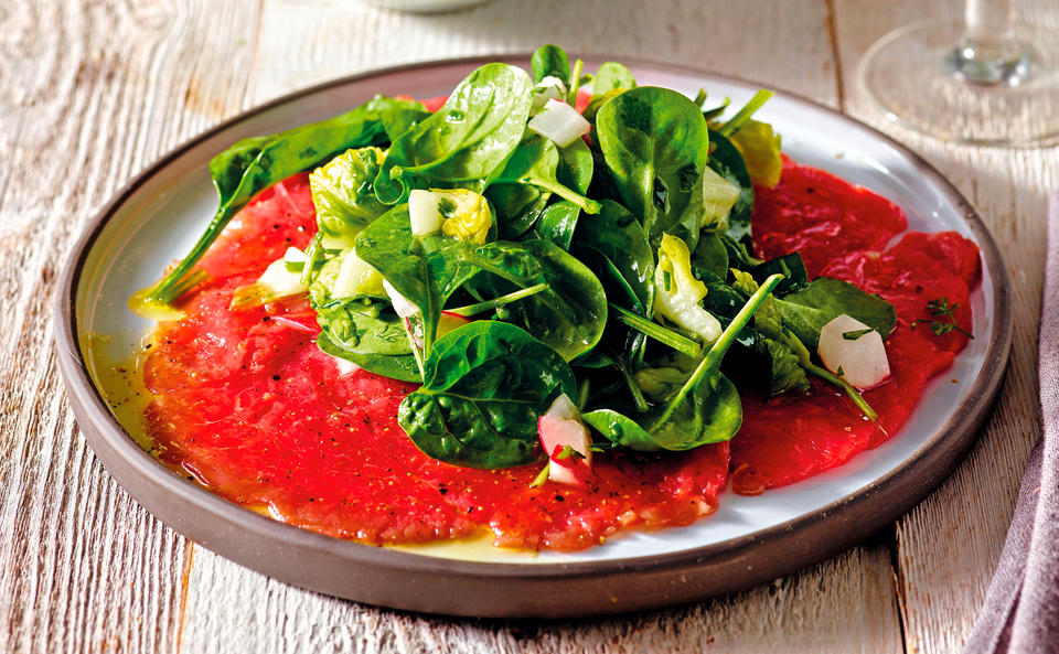 Carpaccio vom Rind mit Spinat-Kräutersalat