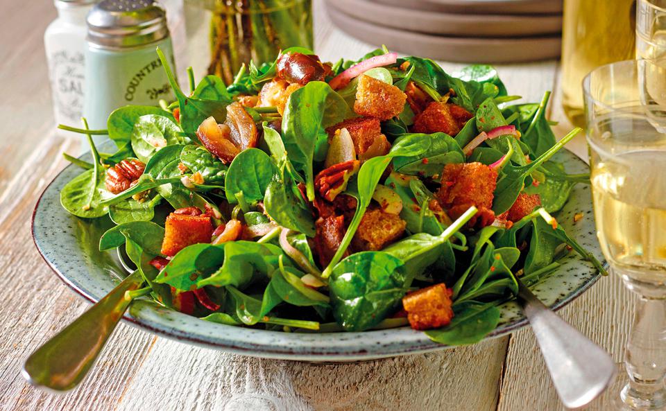 Spinatsalat mit Datteln und Knusperbrot