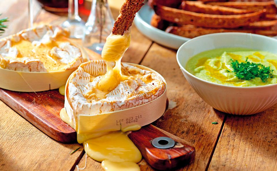 Ofen-Camembert mit Brotsticks und Spargelsalsa