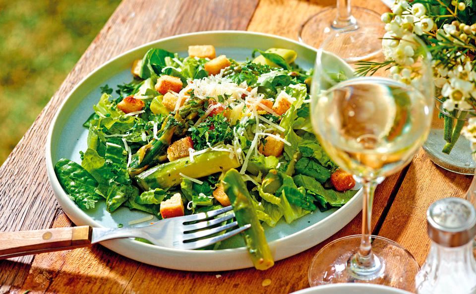 Caesar-Salat mit grünem Spargel