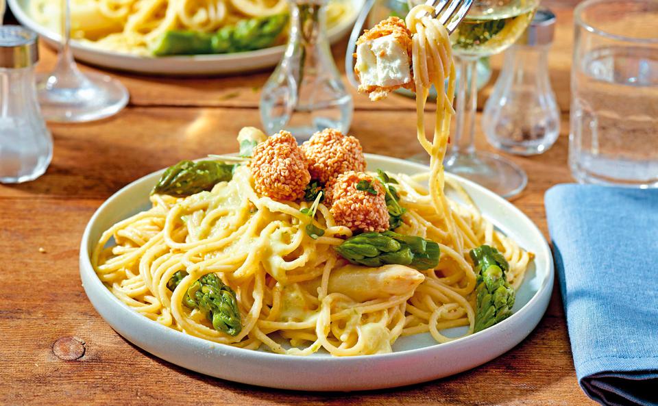 Spaghetti mit Spargelsauce und Feta-Sesamwürfeln