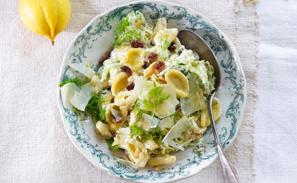 Handgemachte Orecchiette mit Fenchel und Zucchini