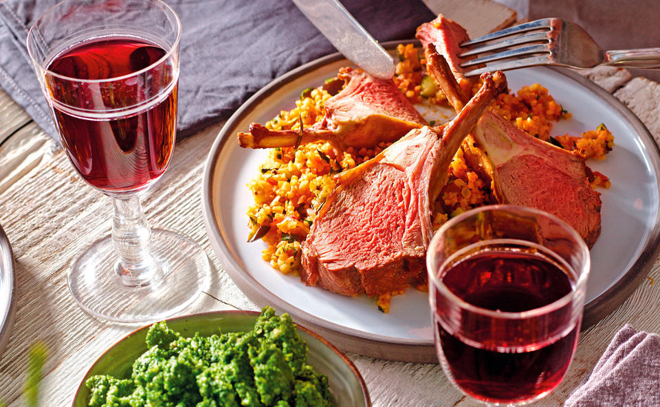 Lammracks mit Spinatpesto und Gemüsebulgur