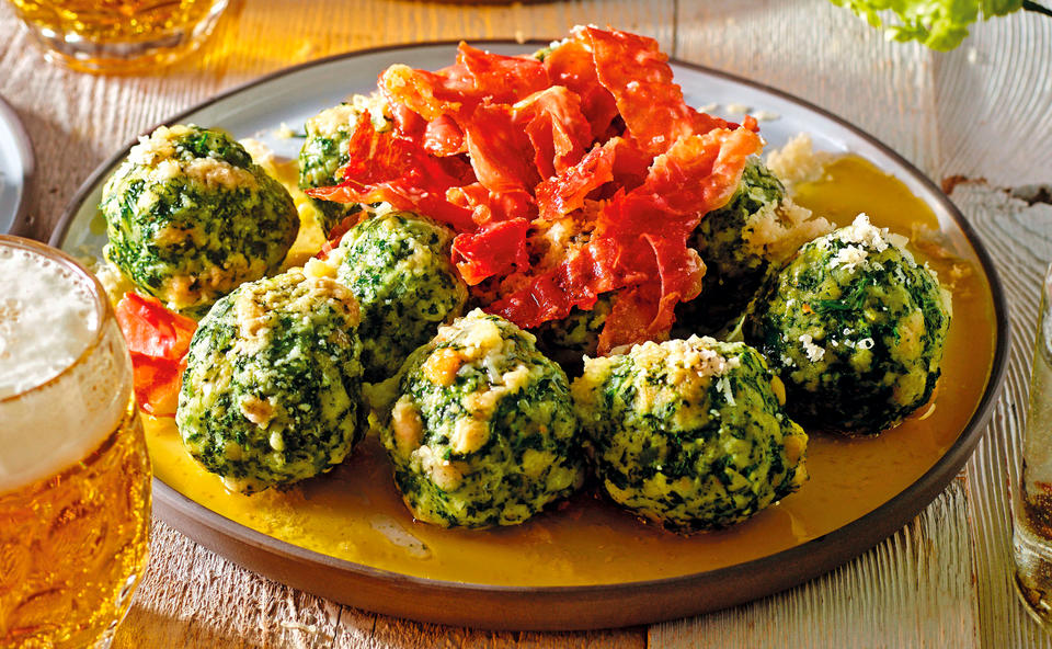 Spinatknödel mit Prosciutto und Bergkäse