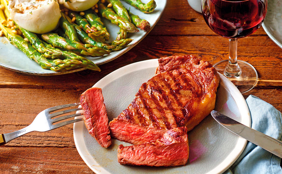 Rib-Eye-Steak mit grünem Spargel