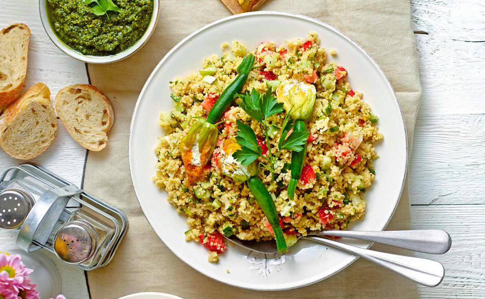 Tabouleh mit Erdbeeren und gefüllten Zucchiniblüten