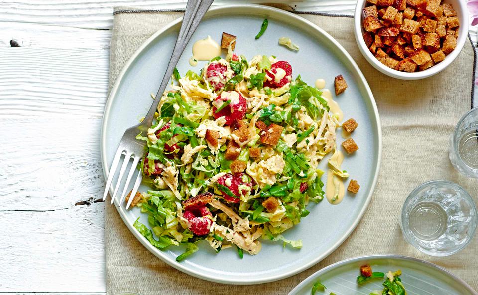 Hendlsalat mit Kaiserschoten und Himbeeren