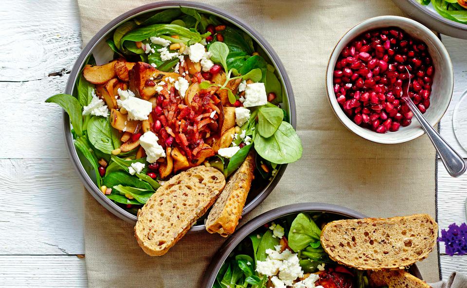 Vogerlsalat mit Austernpilzen, Feta und Speck