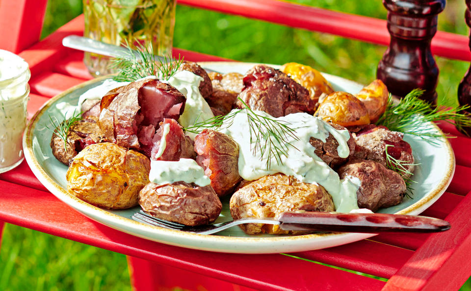 Grill-Erdäpfel Salat mit cremigem Feta-Dill-Dressing