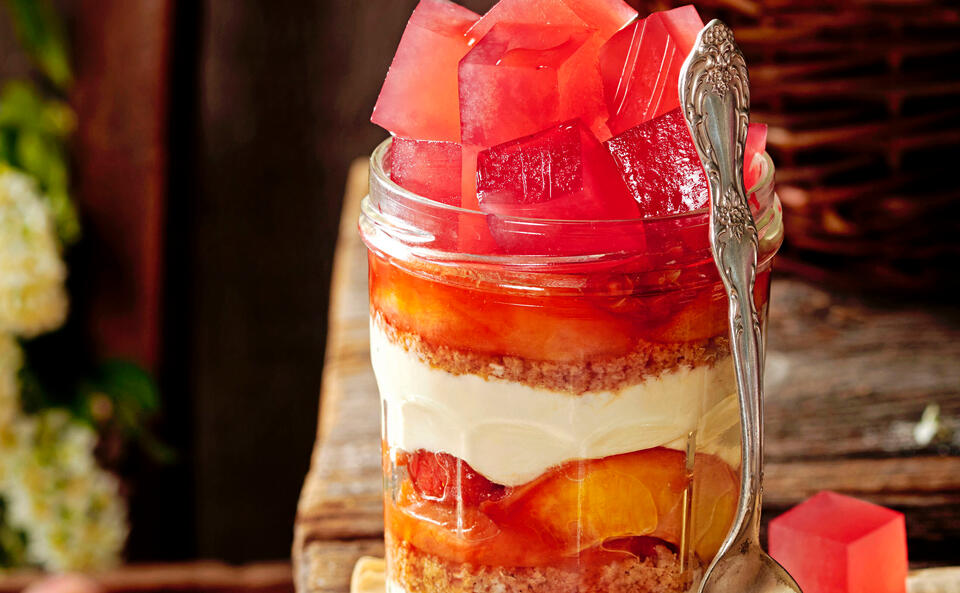 Pfirsich-Joghurt-Trifle mit Rosé-Jelly