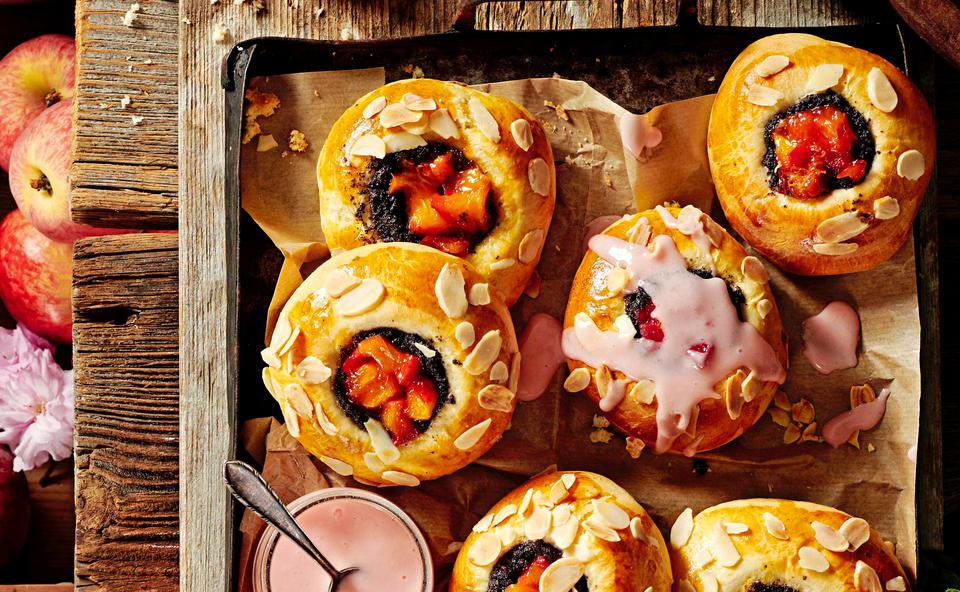 Tschechische Kolaches mit Mohn und Pfirsichen