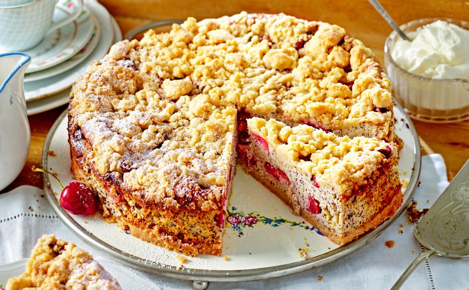 Streusel-Topfentorte mit Mohn und Kirschen