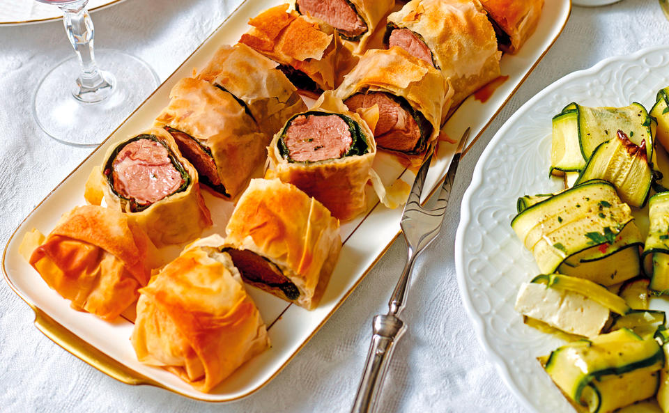 Lammrückenfilet im Strudelteig mit Zucchini-Feta-Päckchen