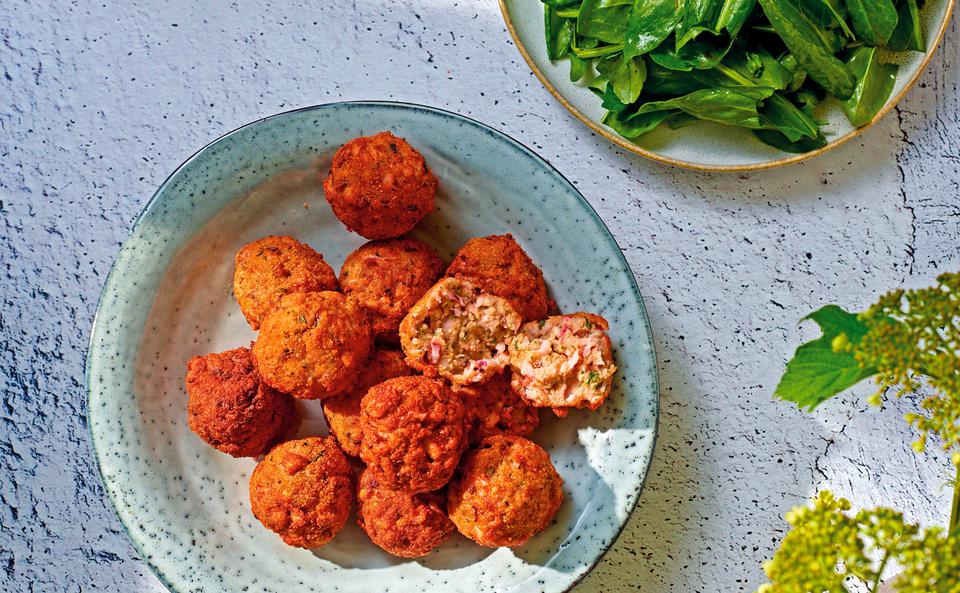 Calamaribällchen mit Paprikahummus und Sauerampfersalat