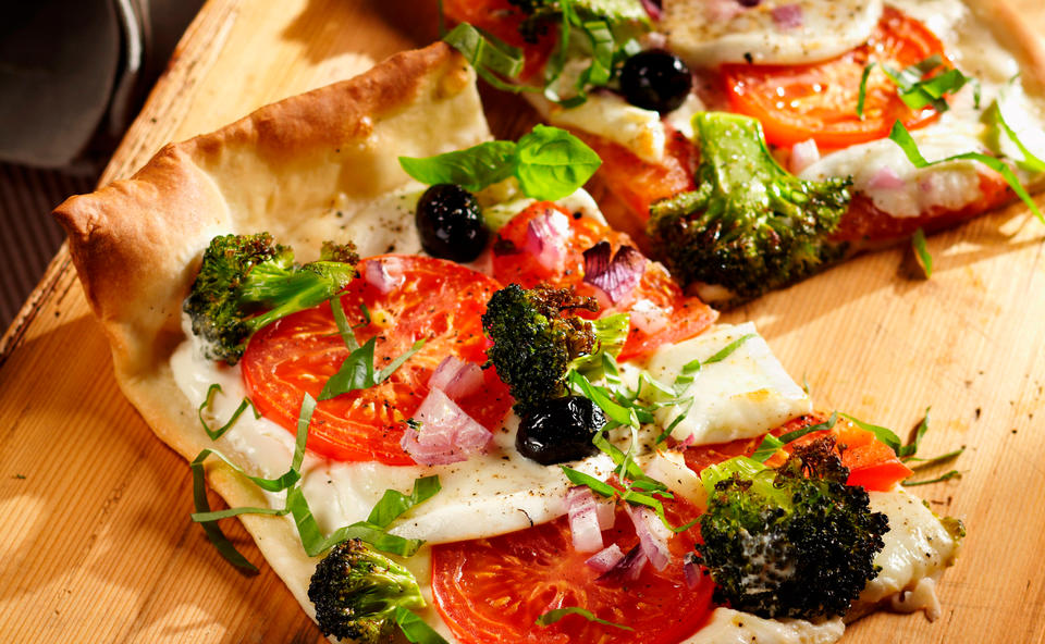 Caprese-Flammkuchen mit Brokkoli und Oliven