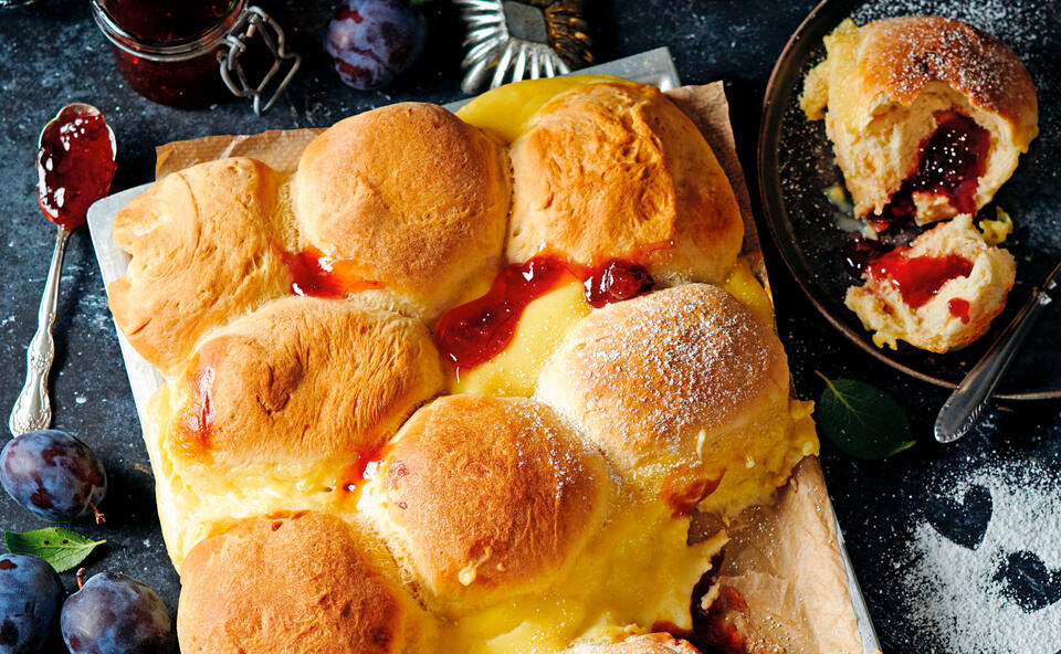 Buchtel-Pudding-Blech mit Zwetschkenmarmelade