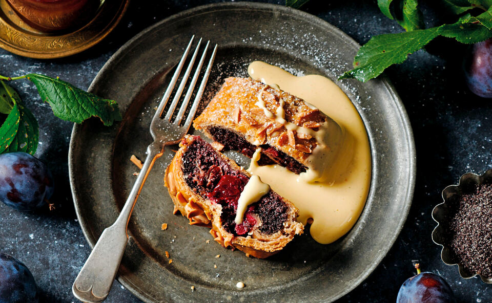 Mohn-Zwetschken-Strudel mit Vanilleschäumchen