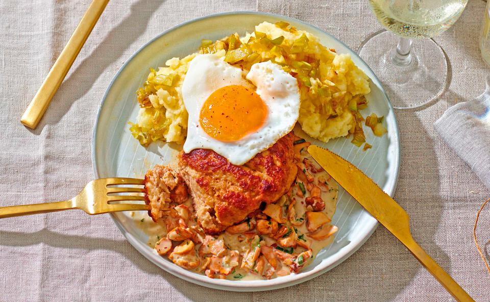 Kalbsbutterschnitzel mit Eierschwammerlsauce und Püree