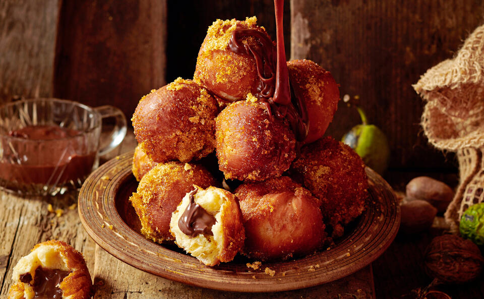 Brioche-Donut-Bites mit Nougat & Karamellbrösel