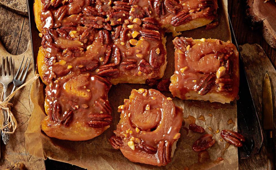 Sticky Buns mit Pekannüssen & weißer Schokolade