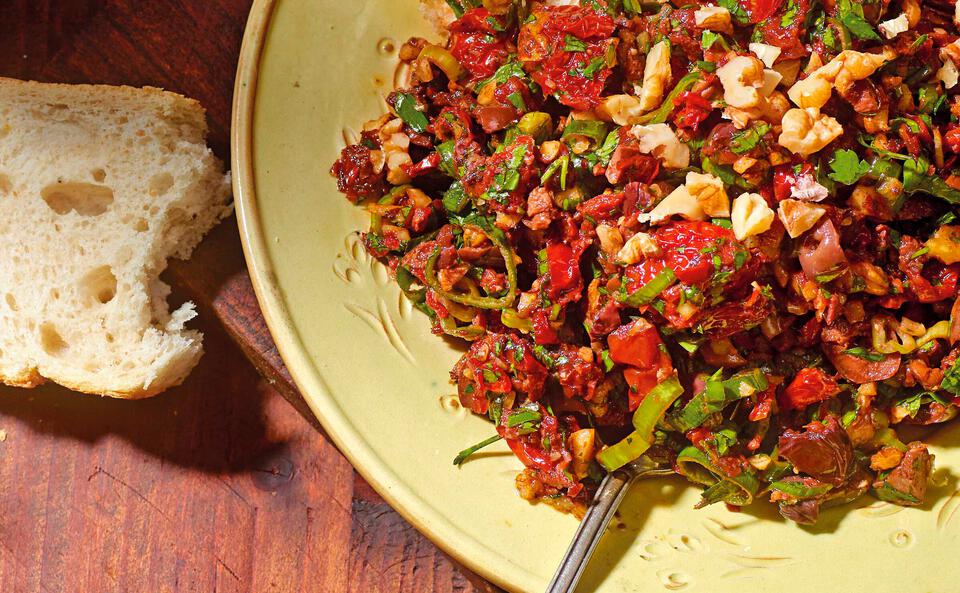 Olivensalat mit getrockneten Paradeisern und Walnüssen