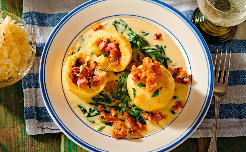 Grammelknödel mit Spinat-Bergkäse-Sauce