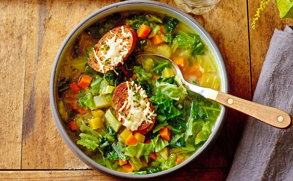 Kohl-Gemüsesuppe mit Käsetoasts