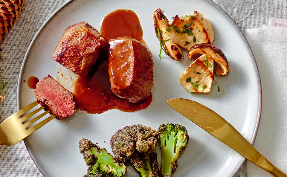 Rehmedaillons mit gegrillten Steinpilzen und Mohn-Brokkoli