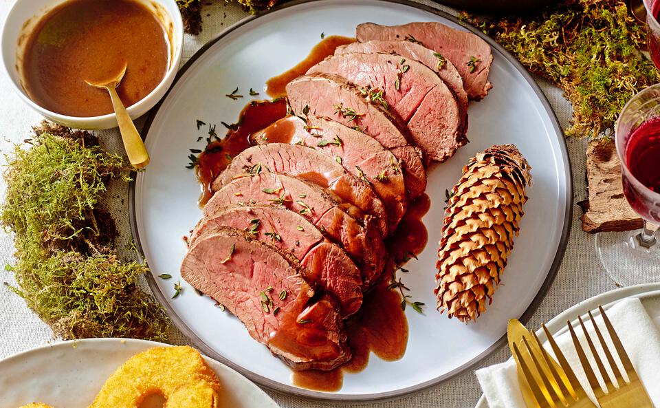 Hirschbraten mit Portweinsauce, Schwammerlknödel und Parmesanbirne