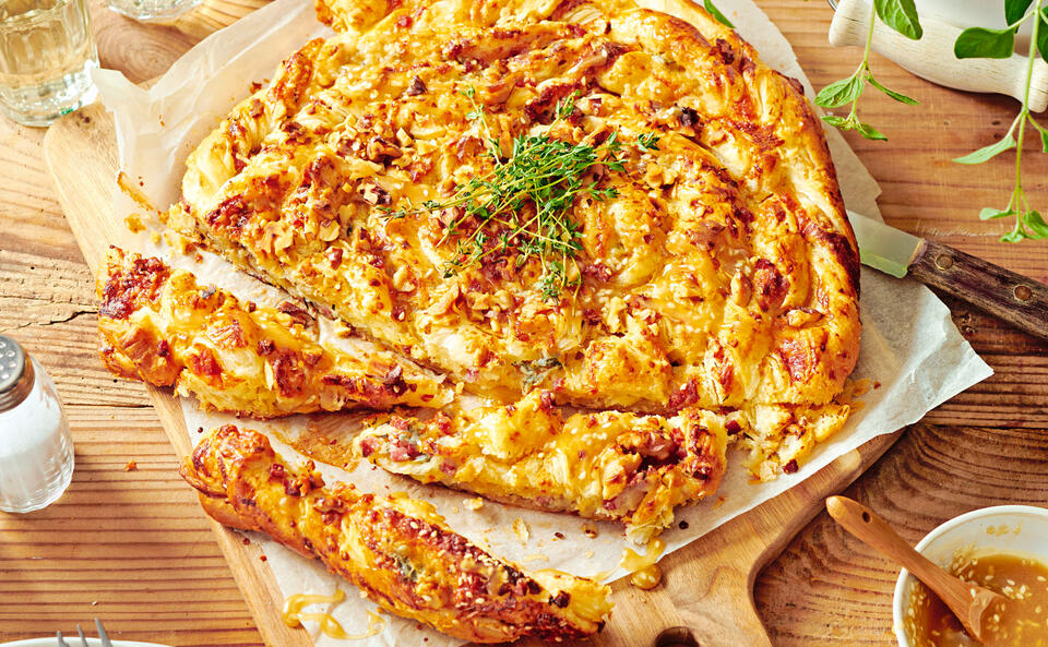 Gewickelter Blätterteigkuchen mit Käse und Speck • Rezept • GUSTO.AT
