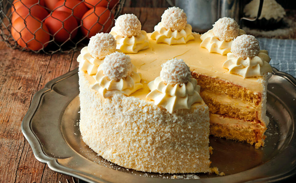 Trüffel-Torte mit weißer Schokolade und Kokos