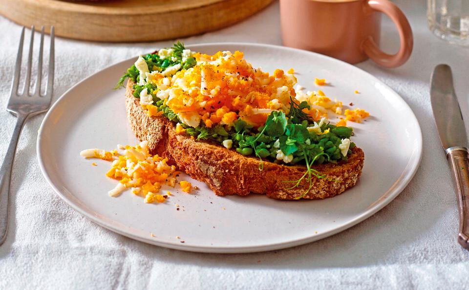 Brot mit Feta-Erbsen-Mash und geriebenem Ei