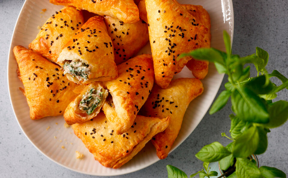 Blätterteigtaschen mit Topfen-Parmesan-Spinatfüllung