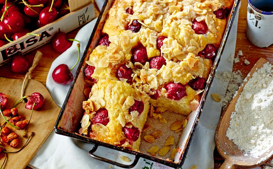 Buttermilch-Kirschkuchen mit Mandelkruste