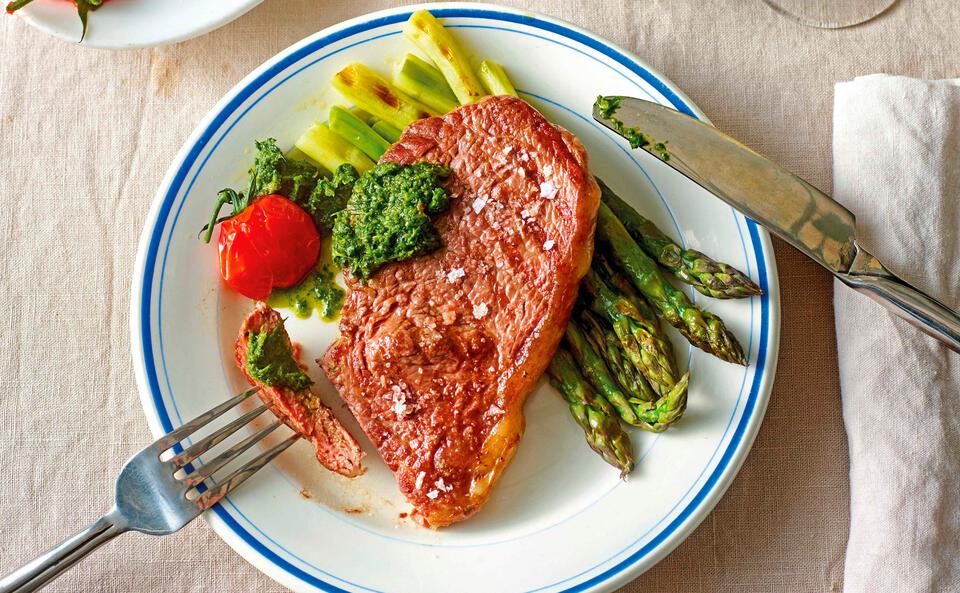 Entrecôte mit Salsa verde und Spargel