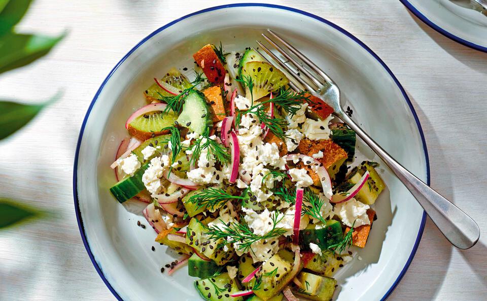 Kiwi-Feta-Salat mit Mandeldressing