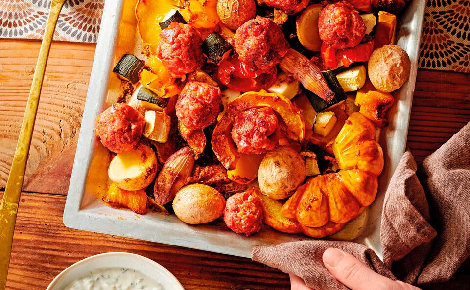 Kürbis-Traybake mit Salsiccia-Bällchen