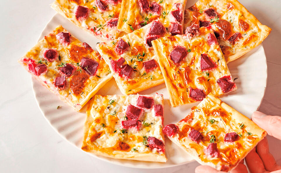 Flammkuchen mit Thymian-Frischkäse und Roten Rüben