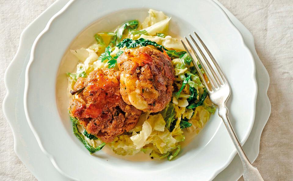 Schwarzbrotknödel mit Bergkäse auf Kohlgemüse