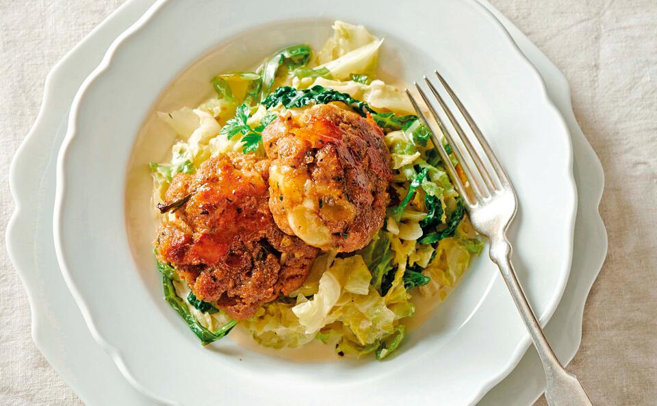 Schwarzbrotknödel mit Bergkäse auf Kohlgemüse