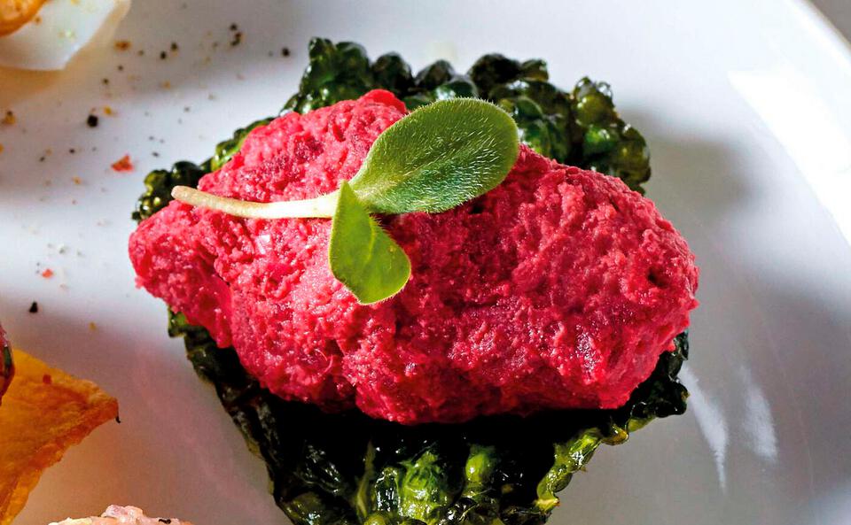 Rote-Rüben-Tatar mit Wasabi und Kichererbsen